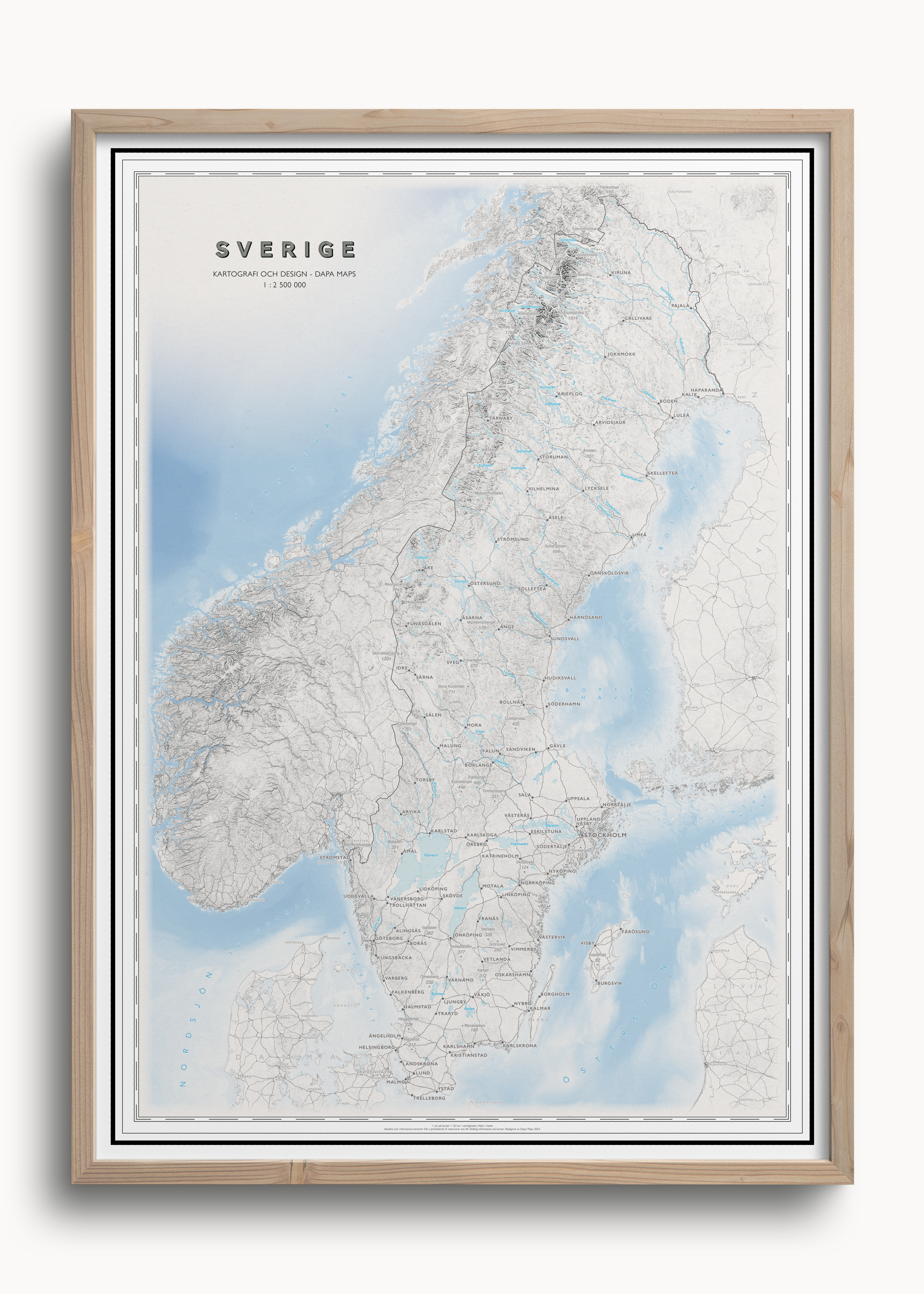 Inramad väggkarta som tavla i hemmet