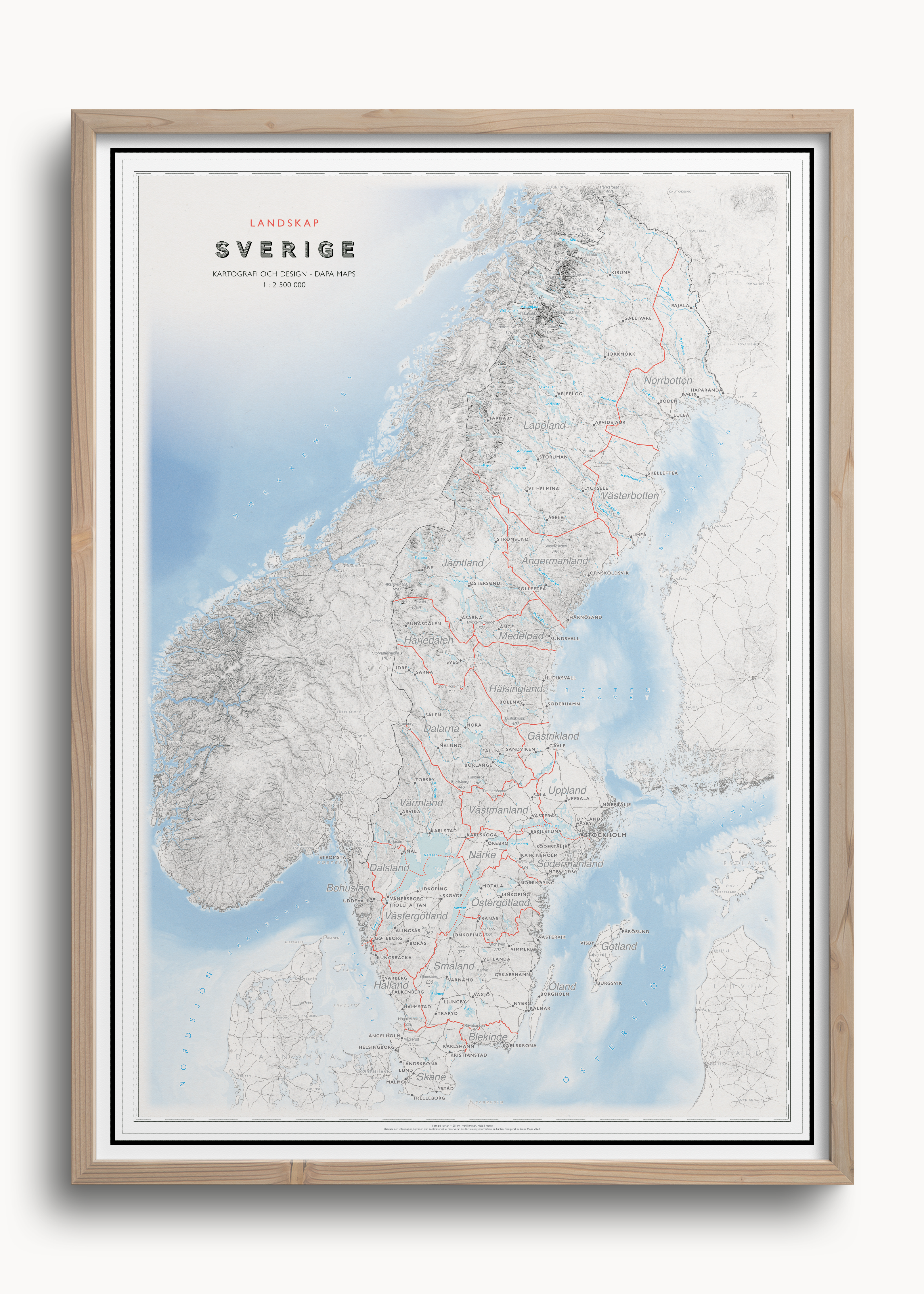 Sverigekarta med landskap, inramad i ek